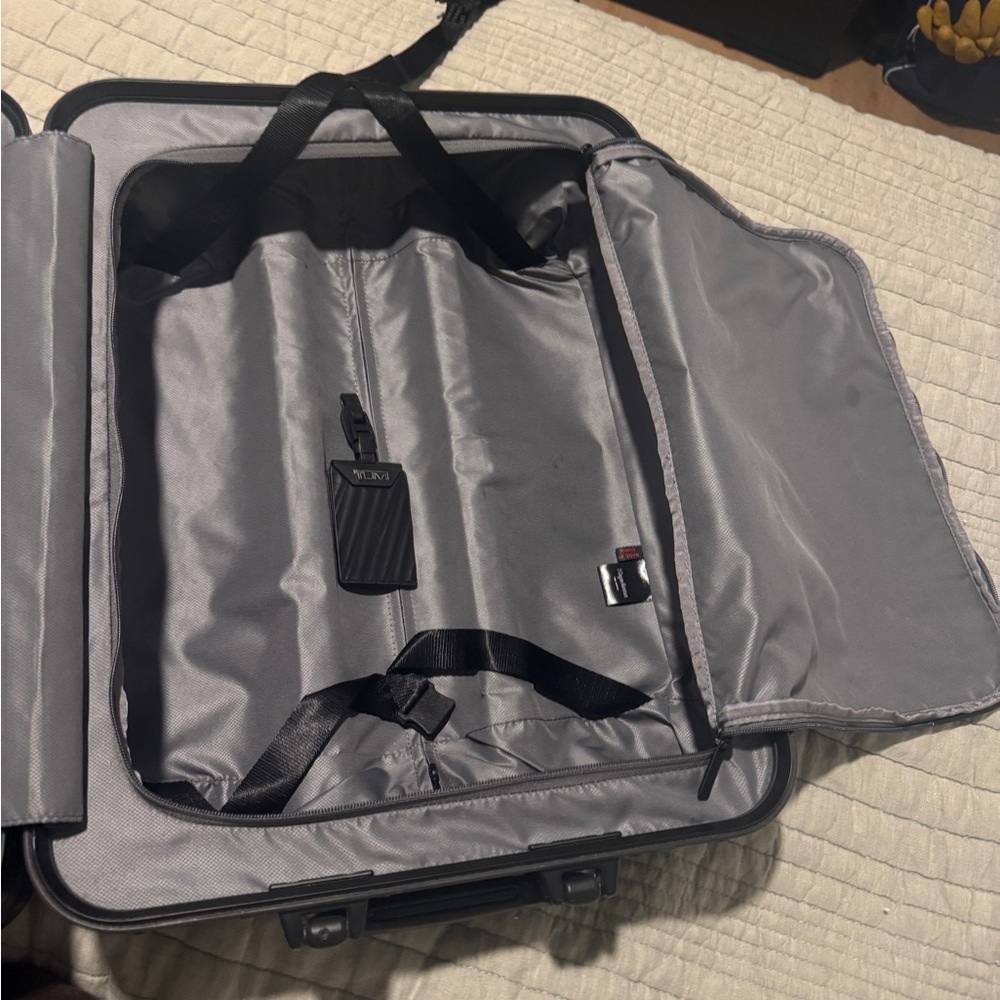Black Hard Shell Suitcase - Picture 6 of 12